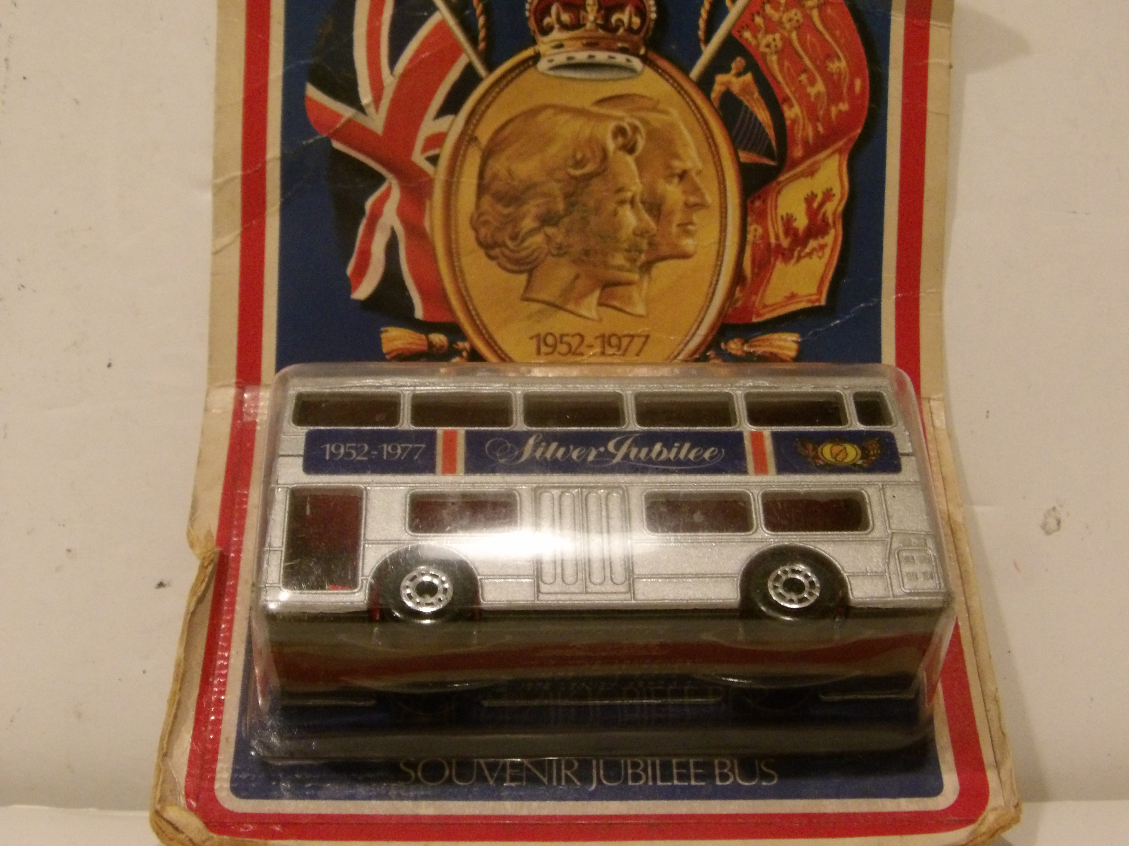Vintage 1976 Matchbox Lesney Superfast No. 17 The Londoner Silver Jubilee Souvenir Bus Collectable
