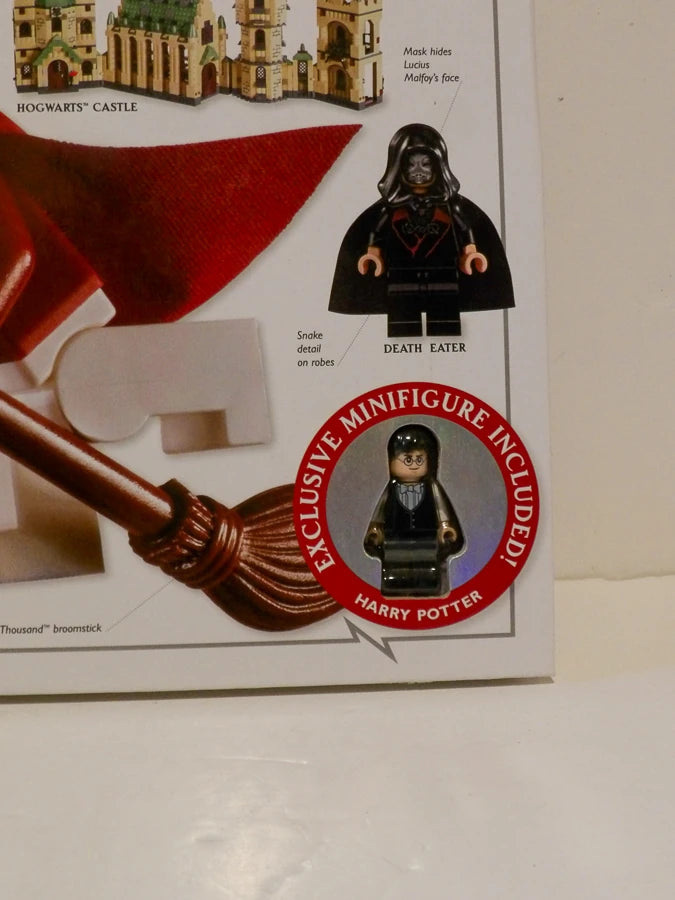 Lego -  Harry Potter - Building the Magical World - Includes Minifigure - Hard Back - Great Condition image 2