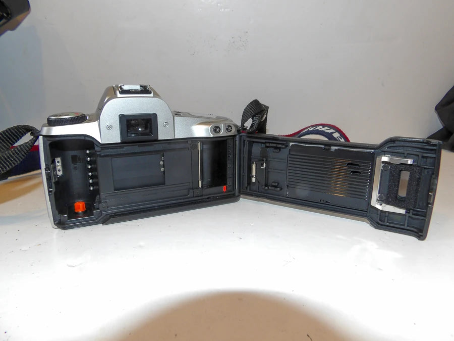 Canon EOS 500N 35mm SLR Camera and Carrry Bag - Well Stored image 11