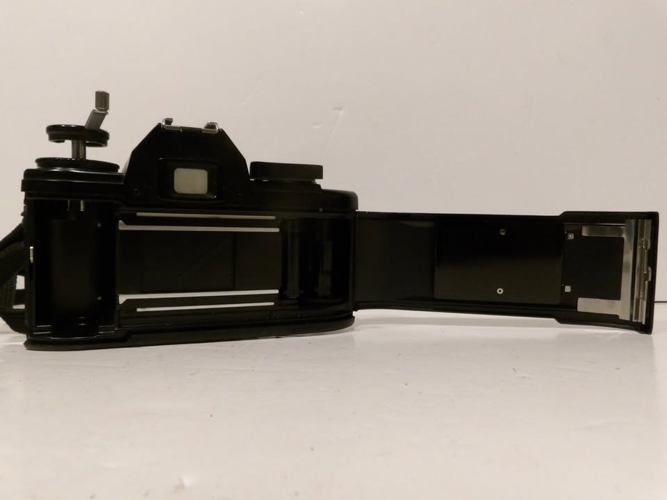 Nikon EM / M90 SLR Camera With Nikon Series E 50mm f/1.8 Len & Flash image 7