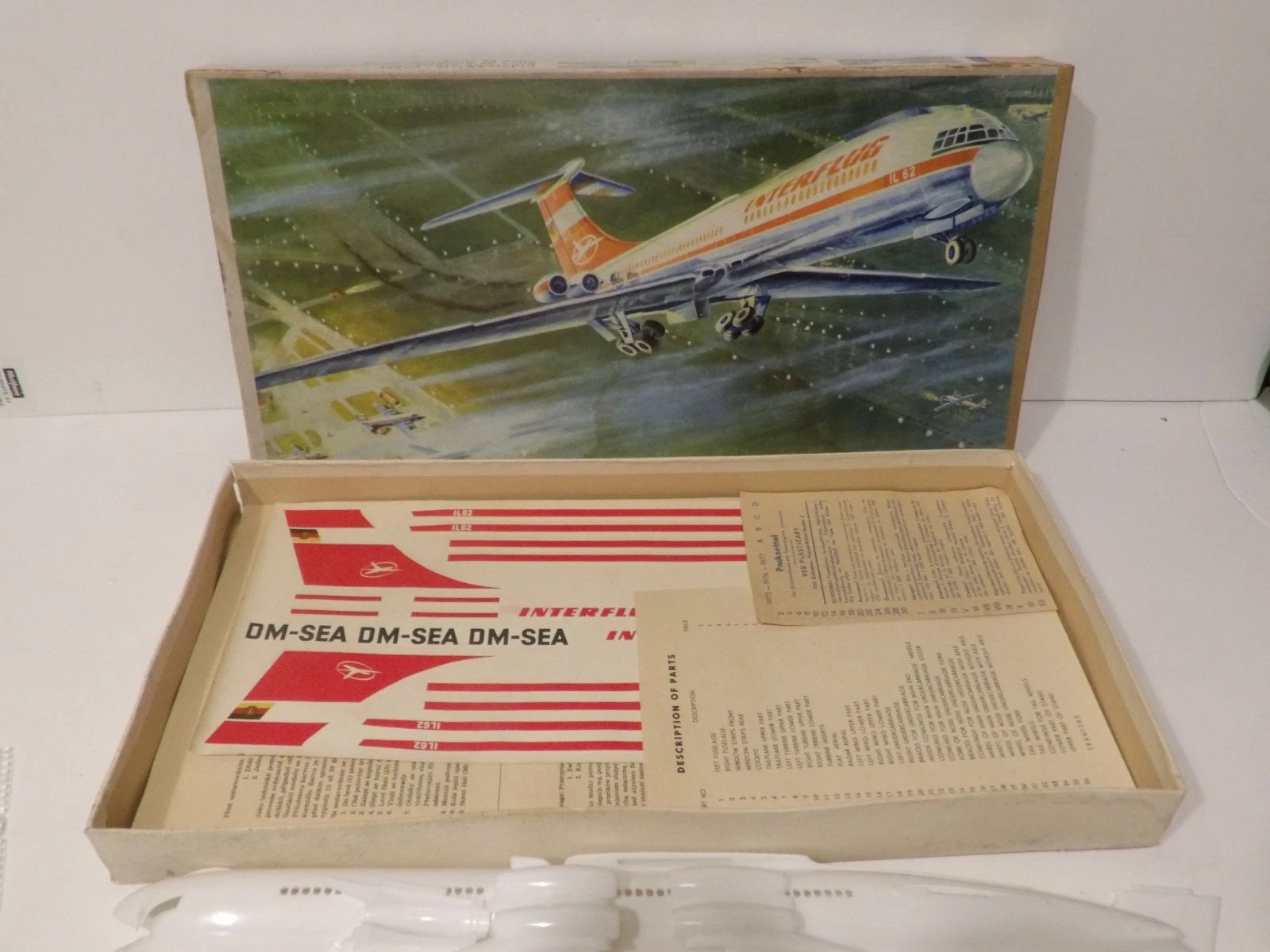 Vintage - Flugzeug Modellbaukasten IL-62 Aircraft Kit - Opened Never Started - Appears Complete image 5