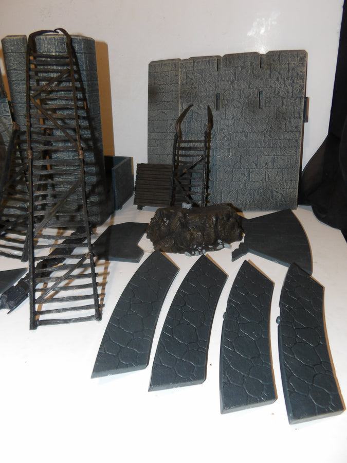 LOTR | Lord Of The Rings | Armies of Middle Earth | Battle At Helms Deep | Loads Of Figures & Weapons image 9
