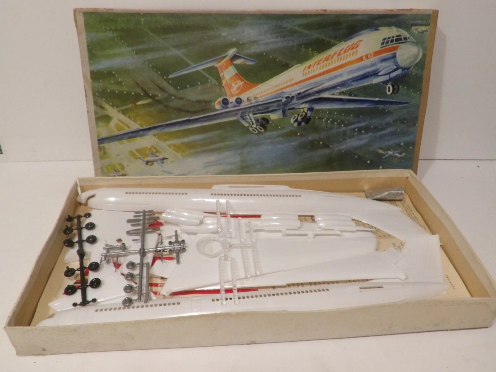 Vintage - Flugzeug Modellbaukasten IL-62 Aircraft Kit - Opened Never Started - Appears Complete image 4