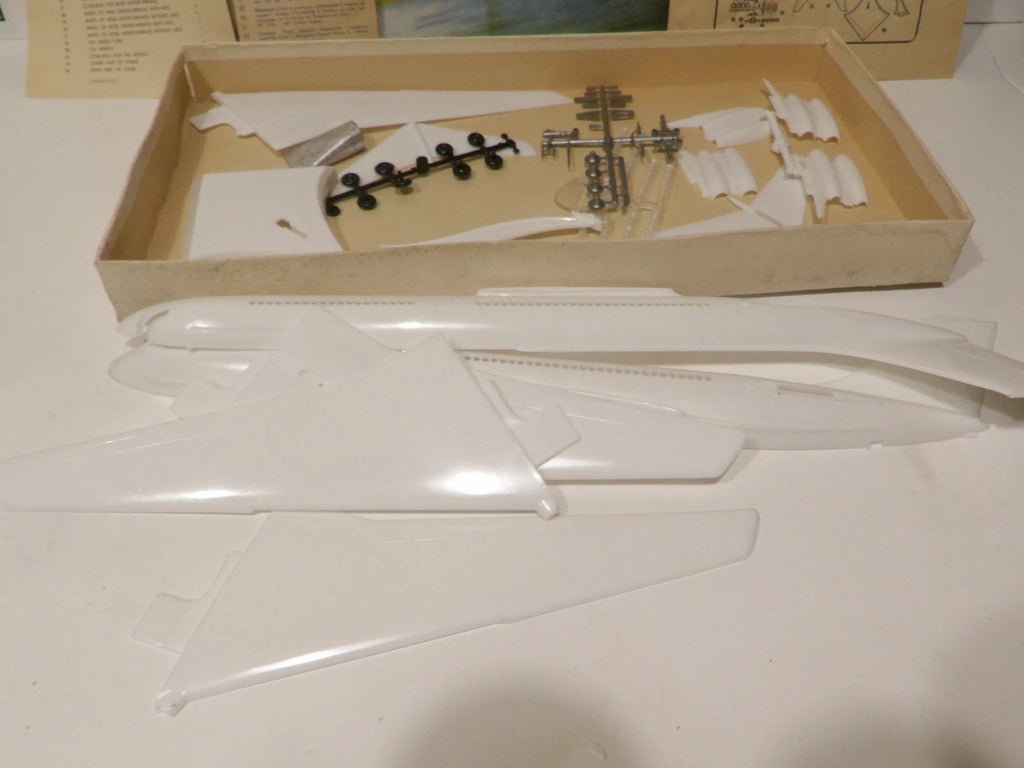 Vintage - Flugzeug Modellbaukasten IL-62 Aircraft Kit - Opened Never Started - Appears Complete image 6