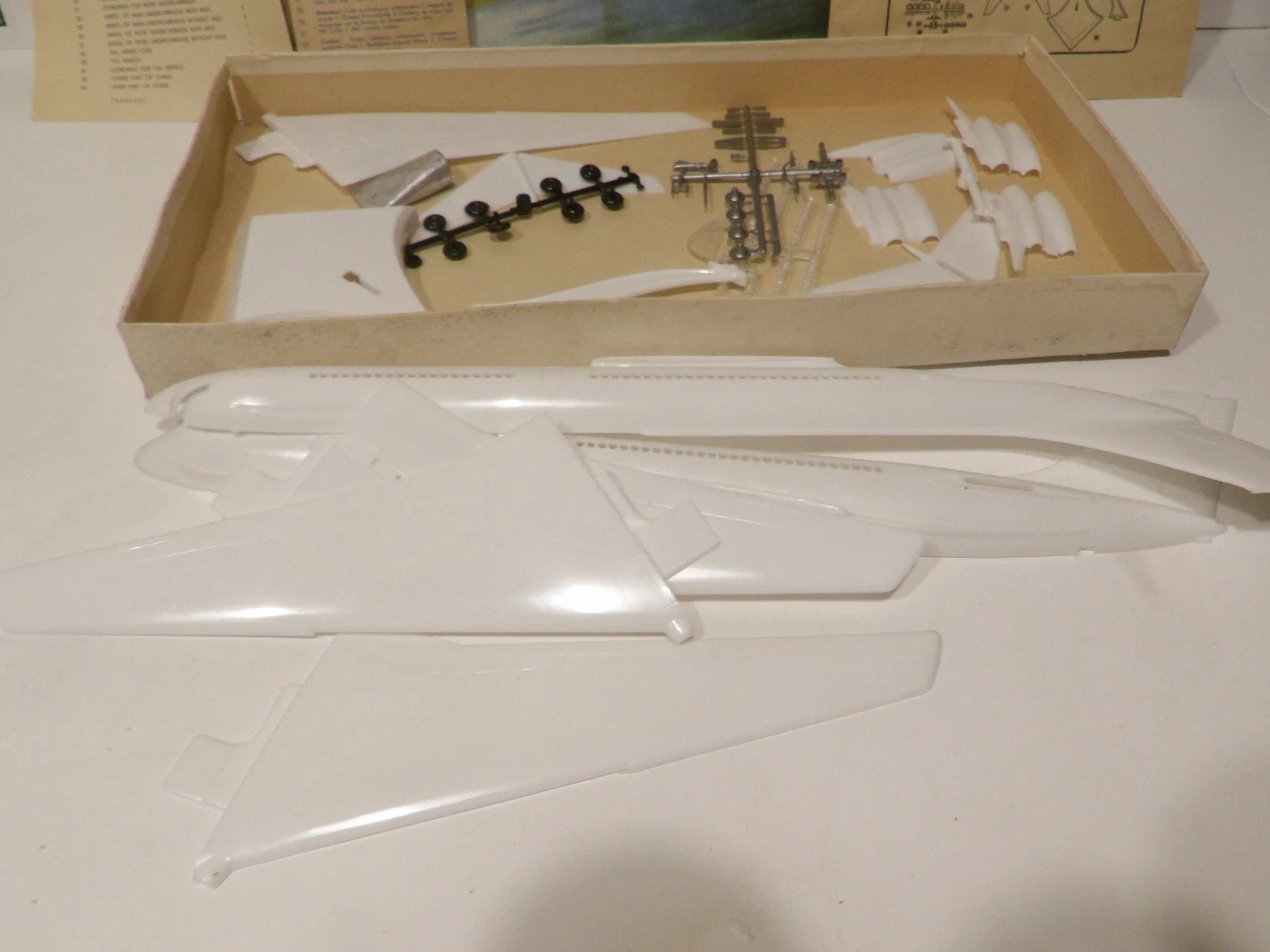 Vintage - Flugzeug Modellbaukasten IL-62 Aircraft Kit - Opened Never Started - Appears Complete image 6