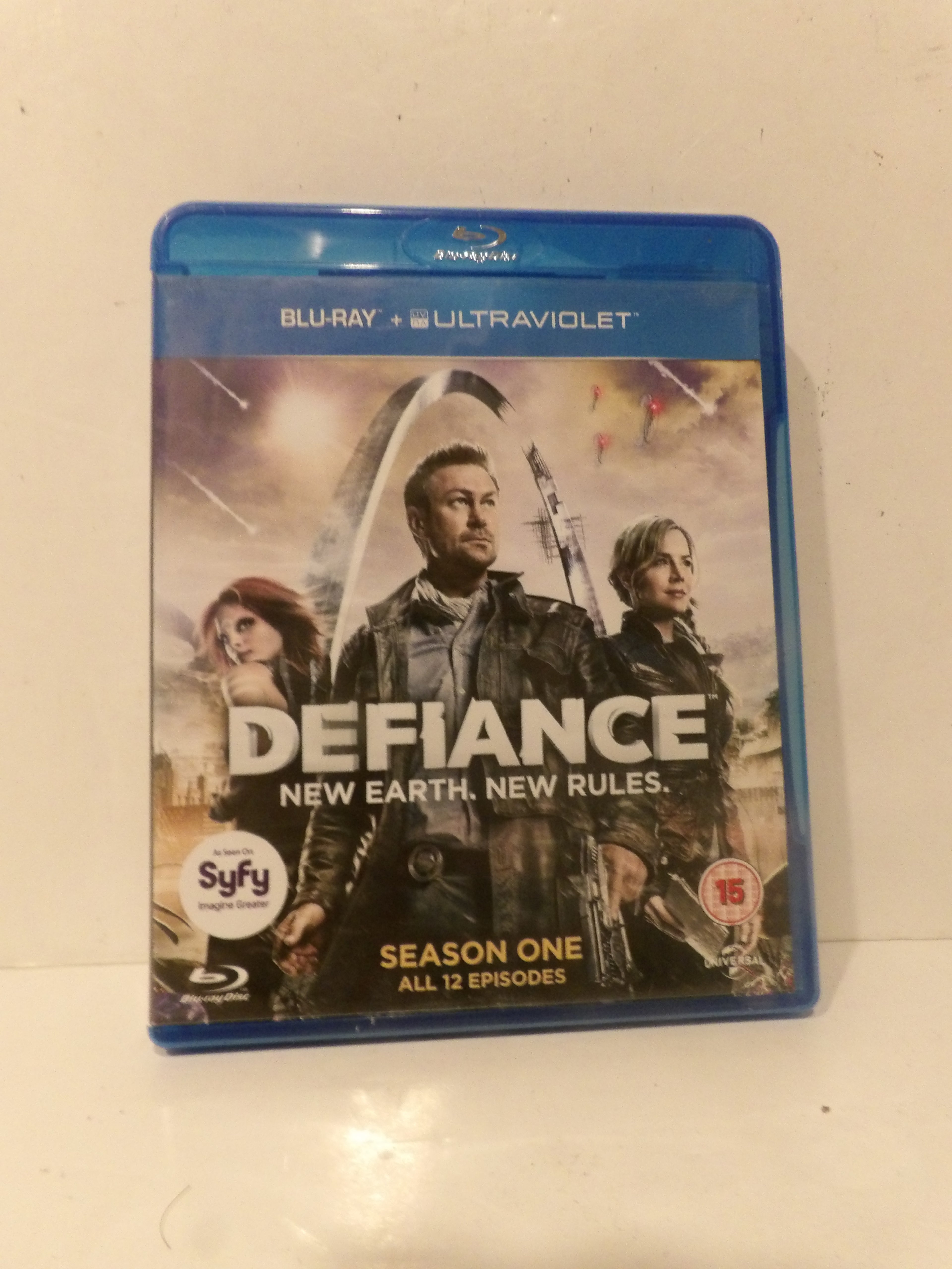 A Blu-ray case for the TV series Defiance, featuring the front cover art with characters and the title 'DEFIANCE' on a white surface.