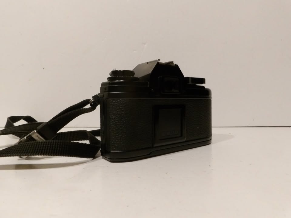 Nikon EM / M90 SLR Camera With Nikon Series E 50mm f/1.8 Len & Flash image 3
