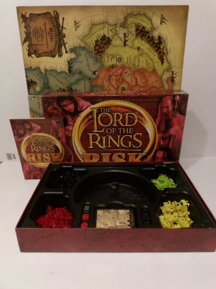 Risk Lord of the Rings Board Game by Parker Brothers - Kids Adults 2002 - Good Condition image 0