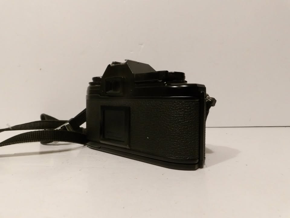 Nikon EM / M90 SLR Camera With Nikon Series E 50mm f/1.8 Len & Flash image 9