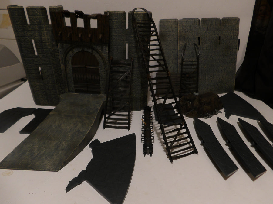 LOTR | Lord Of The Rings | Armies of Middle Earth | Battle At Helms Deep | Loads Of Figures & Weapons image 12