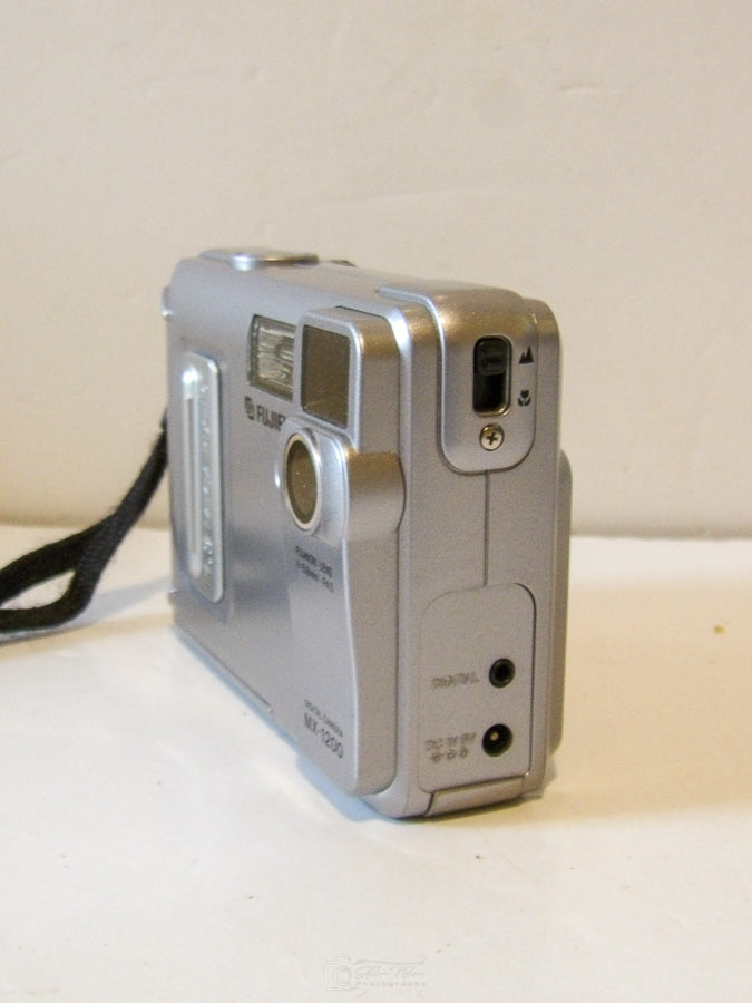 Fujifilm - MX1200 - 1.3MP - Digital Camera Silver - Great Working Condition image 4